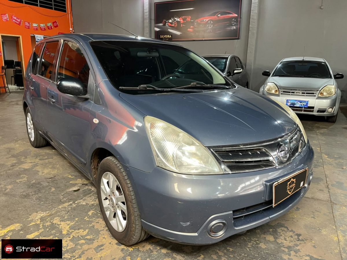 Vista principal de NISSAN Livina S 1.6 16v 2013