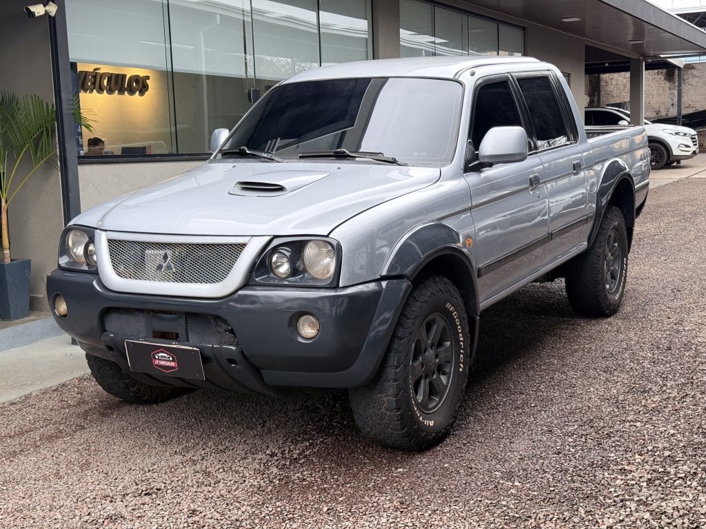 Vista principal de MITSUBISHI L200 Outdoor GLS 2.5TD 4X4 C.D. 2010