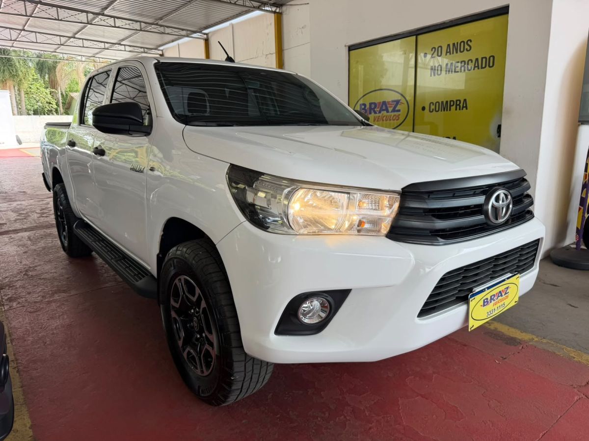 Vista principal de TOYOTA Hilux STD D4-D 2.8TDi 16v 4X4 C.D. 2019