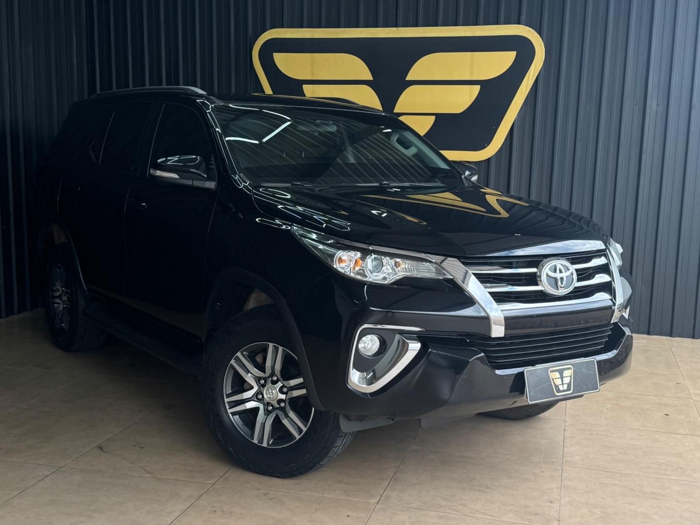 Vista principal de TOYOTA Hilux SW4 SR 2.7 16v 2017