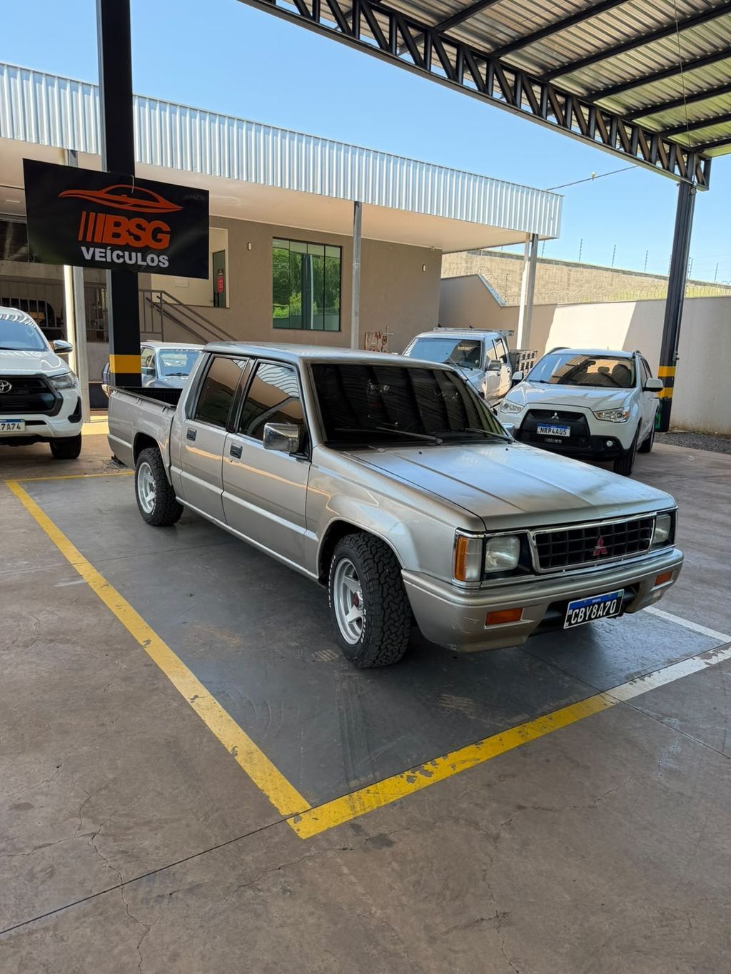 Vista principal de MITSUBISHI L200 2.5TD C.D. 1995