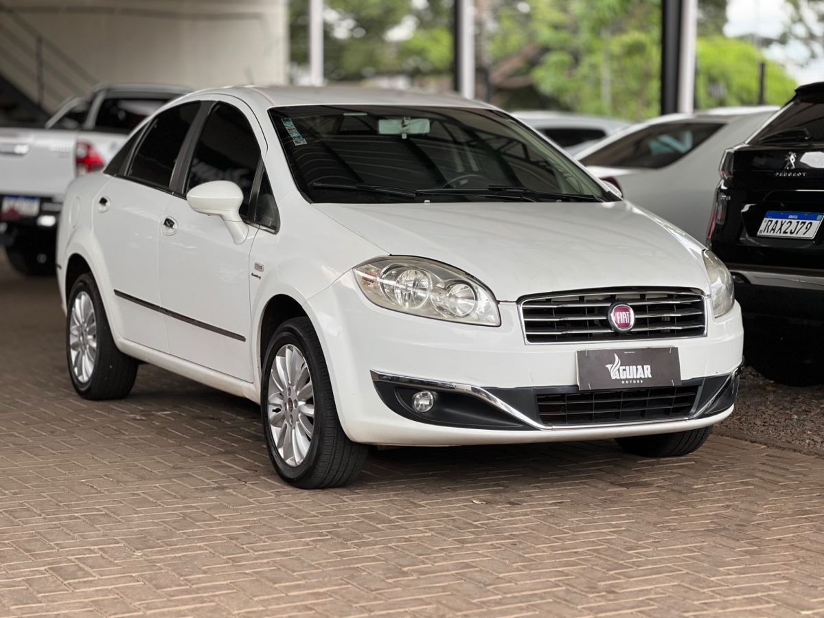 Vista principal de FIAT Linea Essence 1.8 16v Dualogic 2015
