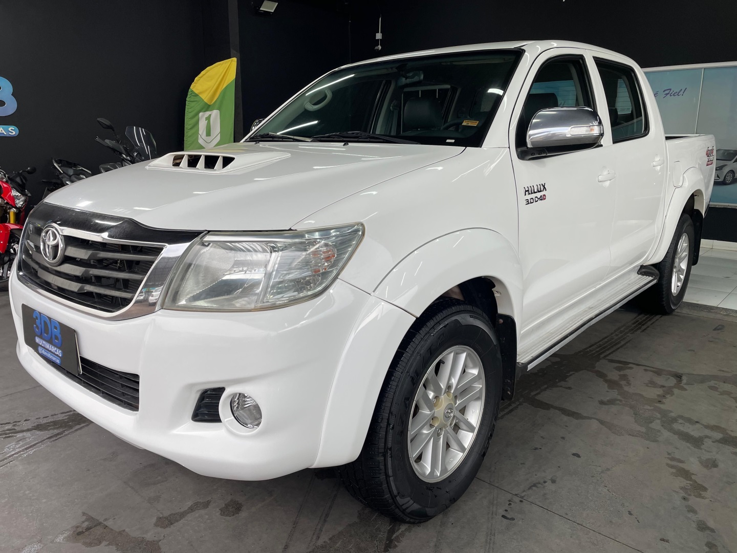 Vista principal de TOYOTA Hilux SRV D4-D 3.0TDi 16v 4X4 C.D. 2013